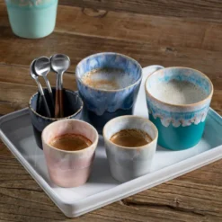 8 Tasses à Expresso 7 Cl En Grès Dans Une Boite Cadeau Multicouleurs COSTA NOVA -Magasin De Cuisine À Domicile 8 tasses a expresso 7 cl en gres dans une boite cadeau multicouleurs costa nova nvs 10